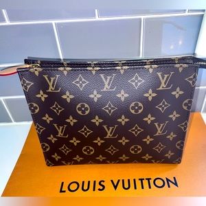 Brand New Toiletry Pouch on Chain with removable Poche Toilette 15.